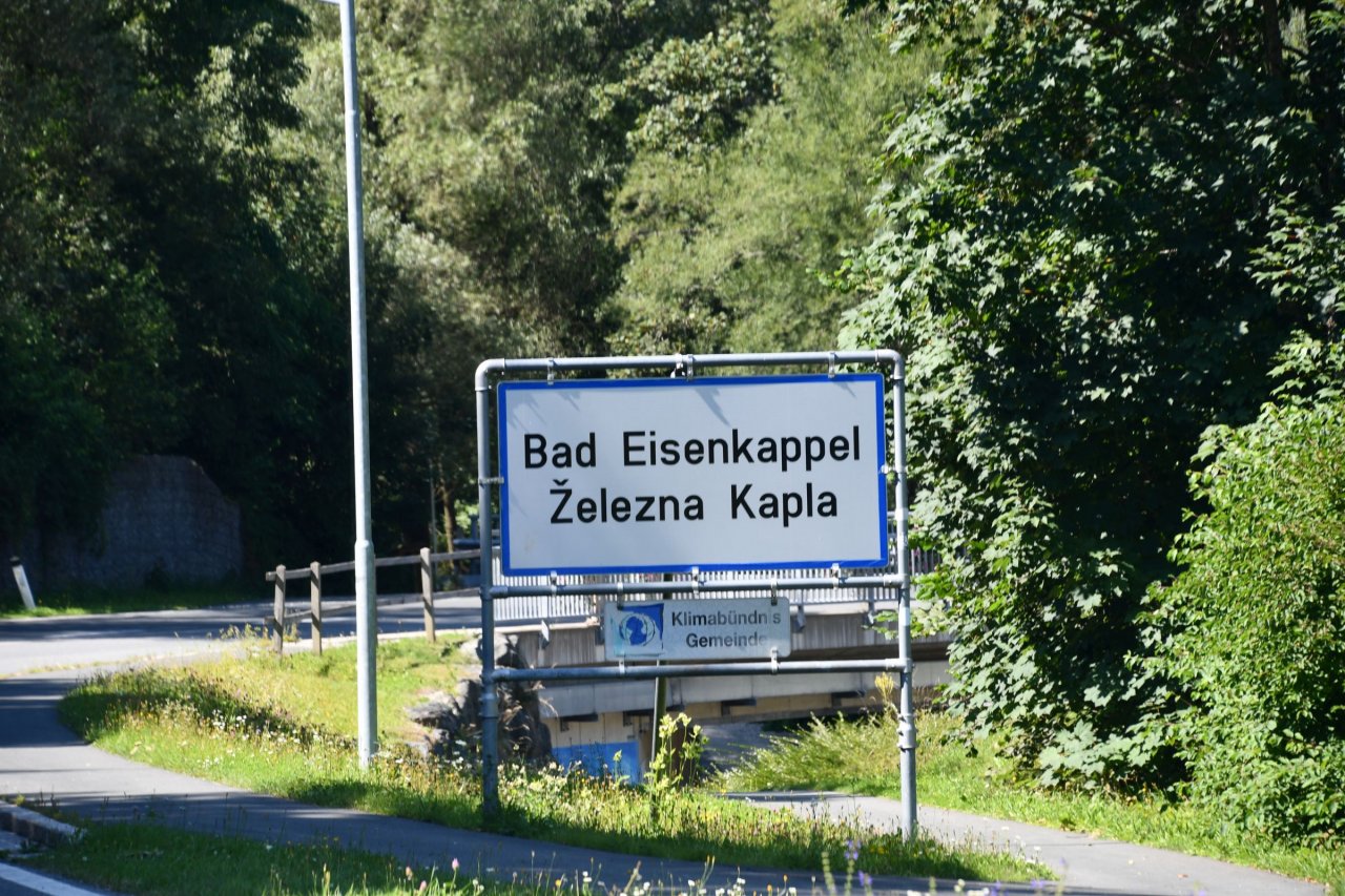 Dvojezični napisi so pogosti in tudi časi, ko so Haiderjevi fantje veselo čečkali po njih in jih uničevali, so pozabljeni, pa tudi njihov šef z obeležjem na poti iz Celovca pri Kotmari vasi, kjer se je razčesnil pri 160 na uro s Phaetonom, prav tako. 