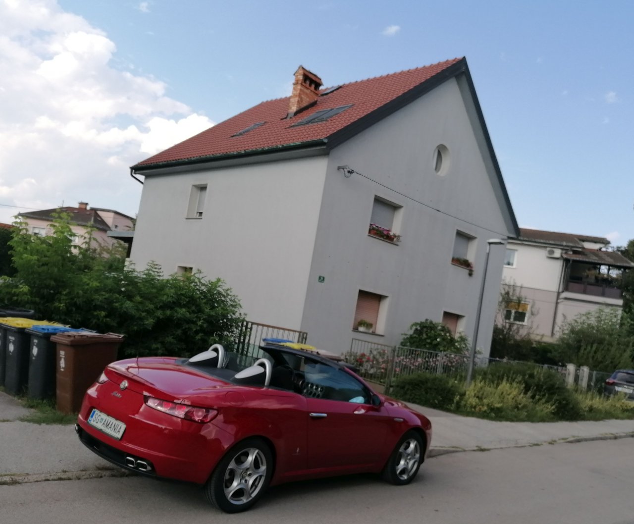 V tej čudni hiši sredi Kodeljeva v Ljubljani, natančno za dvojnim strešnim oknom, je soba, kjer smo pred 25 leti "ustanovili" Avtomanijo. Ostalo je zgodovina. Tablica na tem čudnem avtu ni moja ideja, ampak očetova, se pa globoko filozofsko ujema s sliko.
