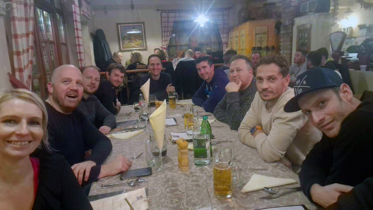 Lani po dolgih letih obujena tradicija novoletnih Šniclijad: od leve proti desni Urša, Pirko, Speedy, Natko, Dottore, Konig, Reven, Mihelca, Videk.