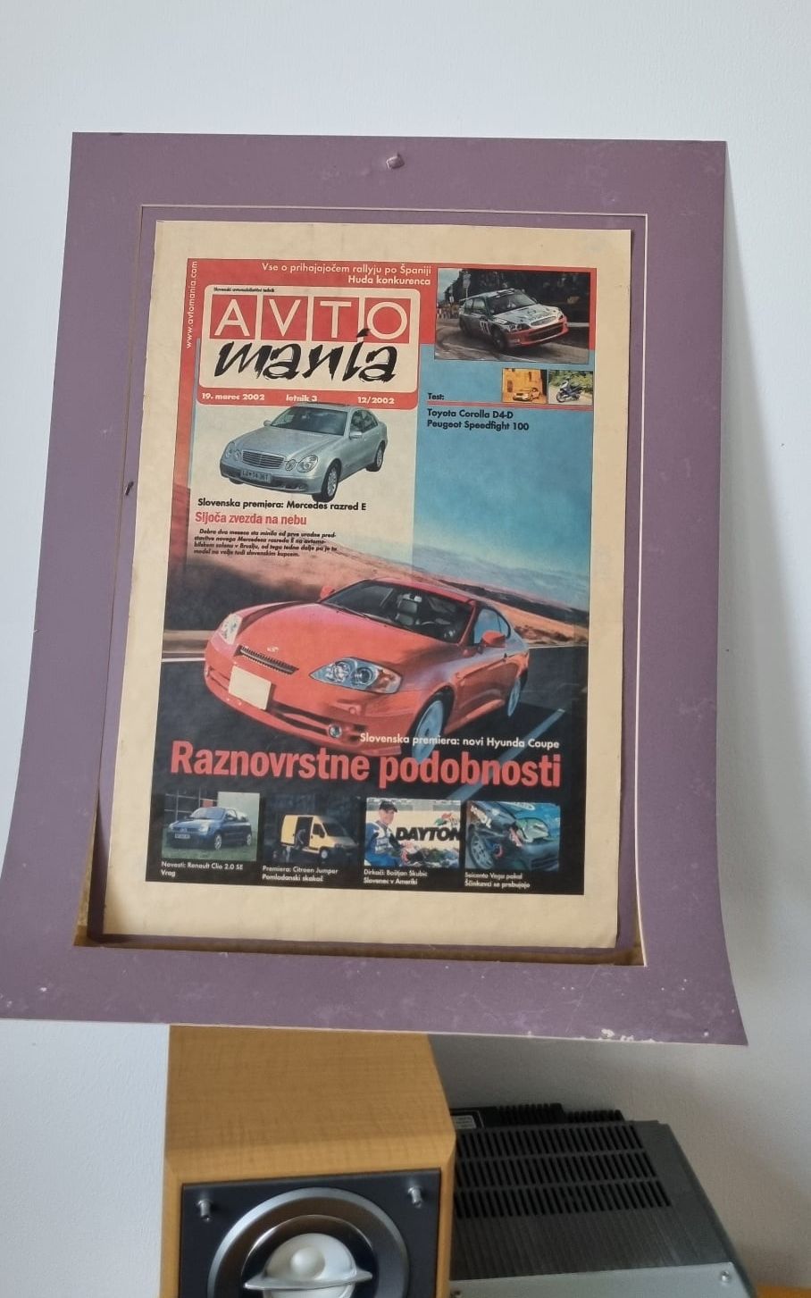 Fotografijo nam je po tem zapisu poslal direktor Salomona in naš prijatelj, Gregor Repič. V njegovi pisarni je še vedno v okvirju ena od številk Avtomanije V1.