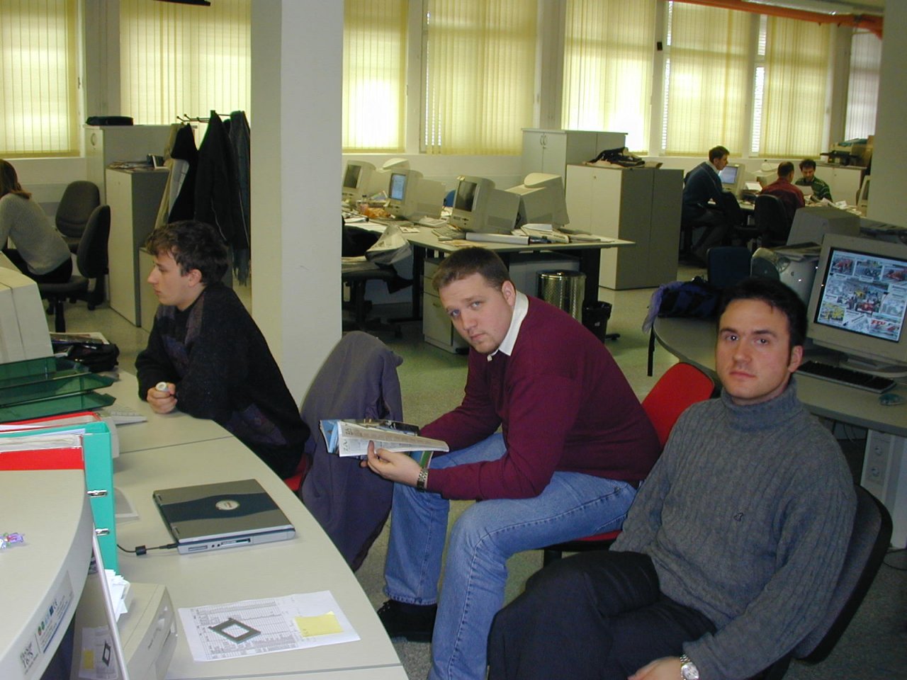 Zelo zgodnja doba, okoli 2000... Prostori Salomona v Črnučah (danes je tam angleška šola). Mitja Reven pregleduje postavljeno Avtomanijo, v sredini Pirko in desno Dottore. Prvi smo imeli digitalni fotoaparat, medtem ko so ostali še razvijali filme in metali denar proč. Zato imamo tudi toliko slik za nazaj.