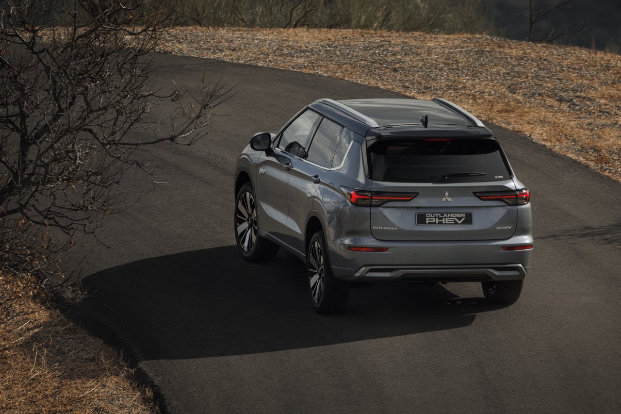 Priključno-hibridni SUV ostaja zvest svoji tradiciji Priključno-hibridni SUV ostaja zvest svoji tradiciji