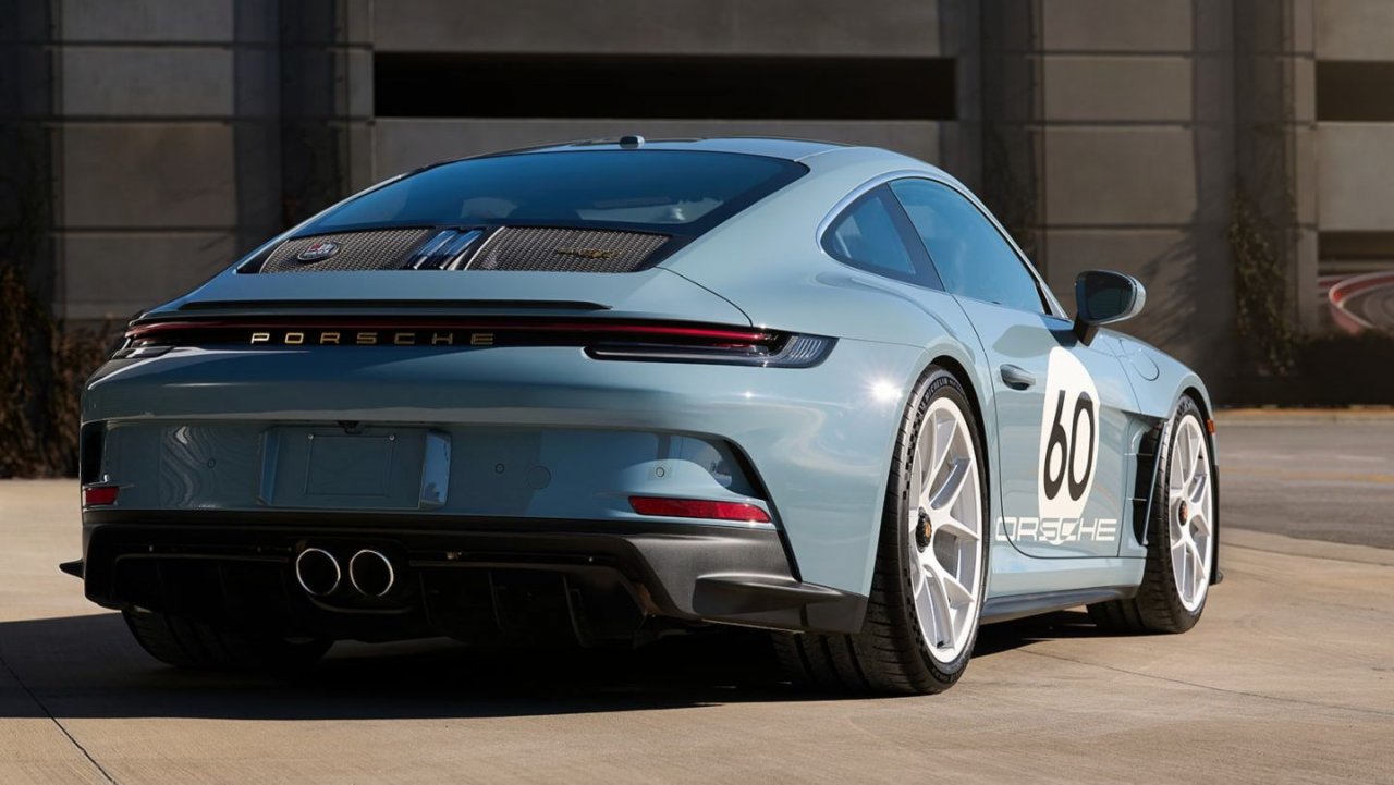 Redek Porsche za pomoč žrtvam požarov v Kaliforniji Redek Porsche za pomoč žrtvam požarov v Kaliforniji
