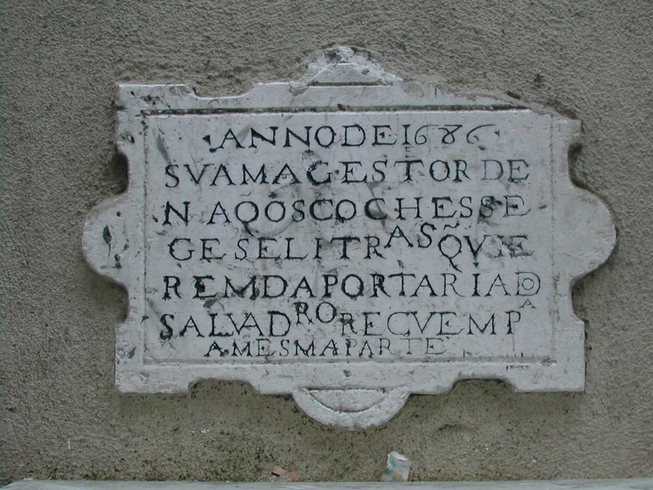 Prometni znak iz 17. stoletja na ulici Salvador v Lizboni, Portugalska, ki določa, katera smer ima prednost na ozkem prehodu. 