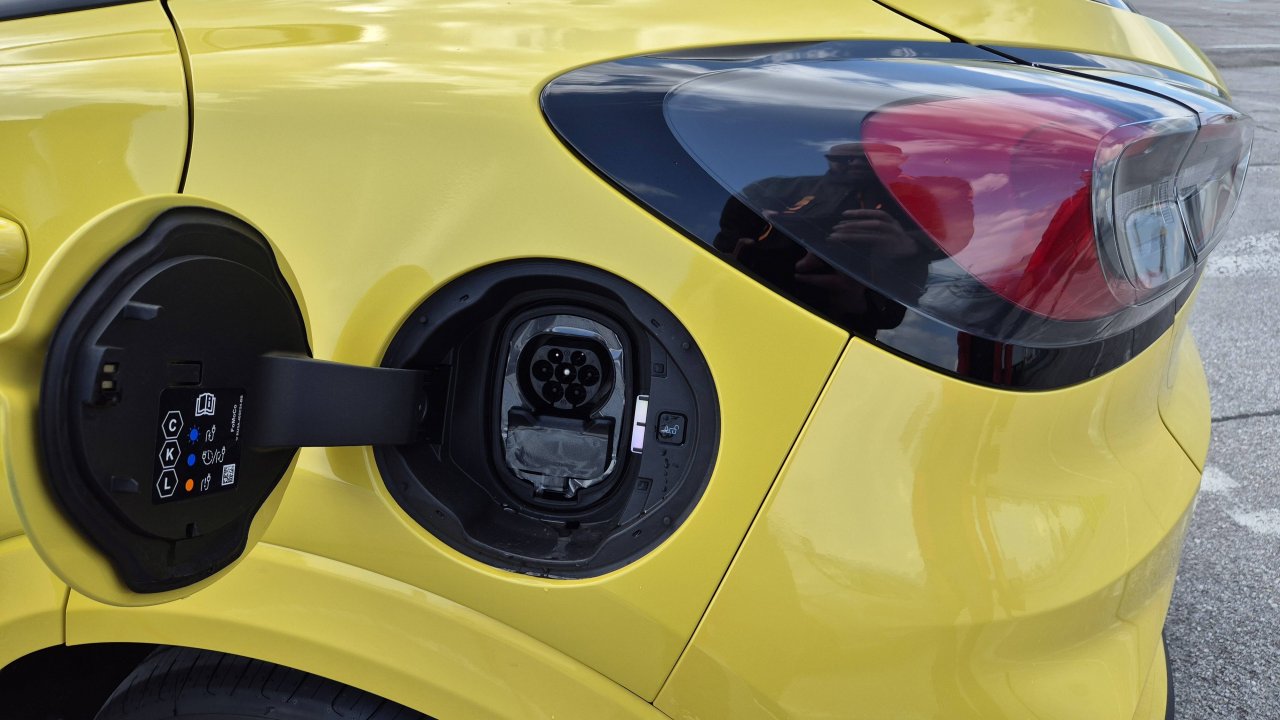 Električna je cenejša od hibridno gnane