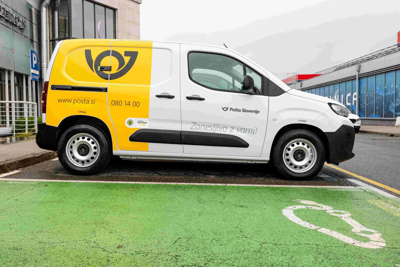 Poštarji po novem pošiljke dostavljajo tudi z električnimi Citroeni Poštarji po novem pošiljke dostavljajo tudi z električnimi Citroeni