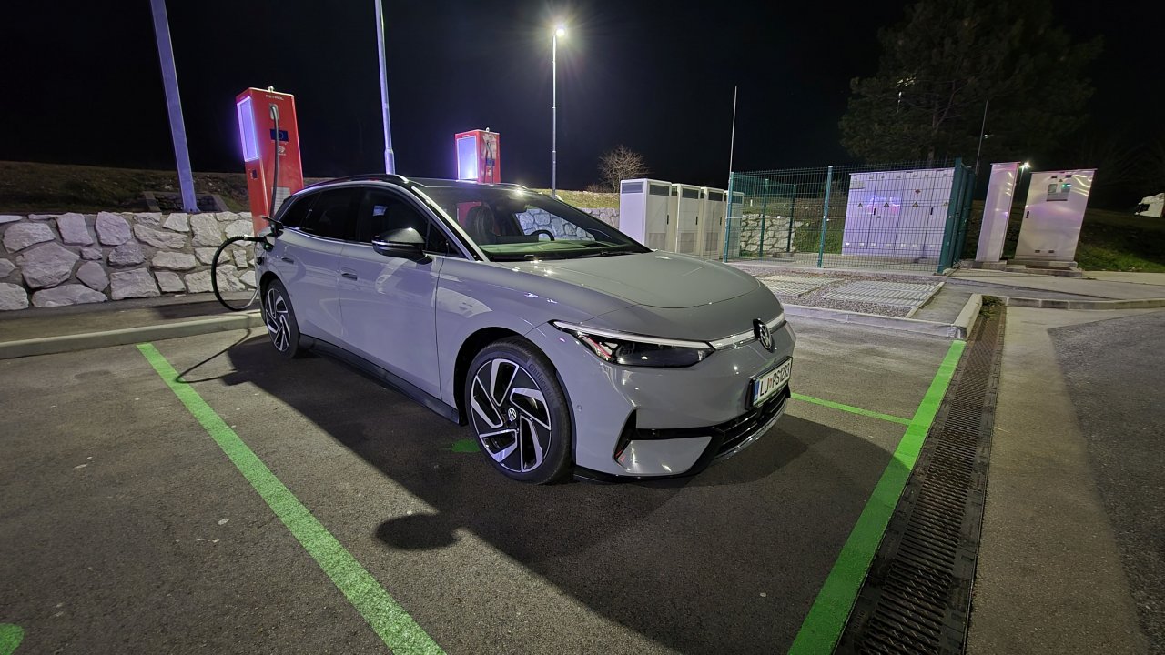 Prostorsko učinkovit električni karavan Prostorsko učinkovit električni karavan