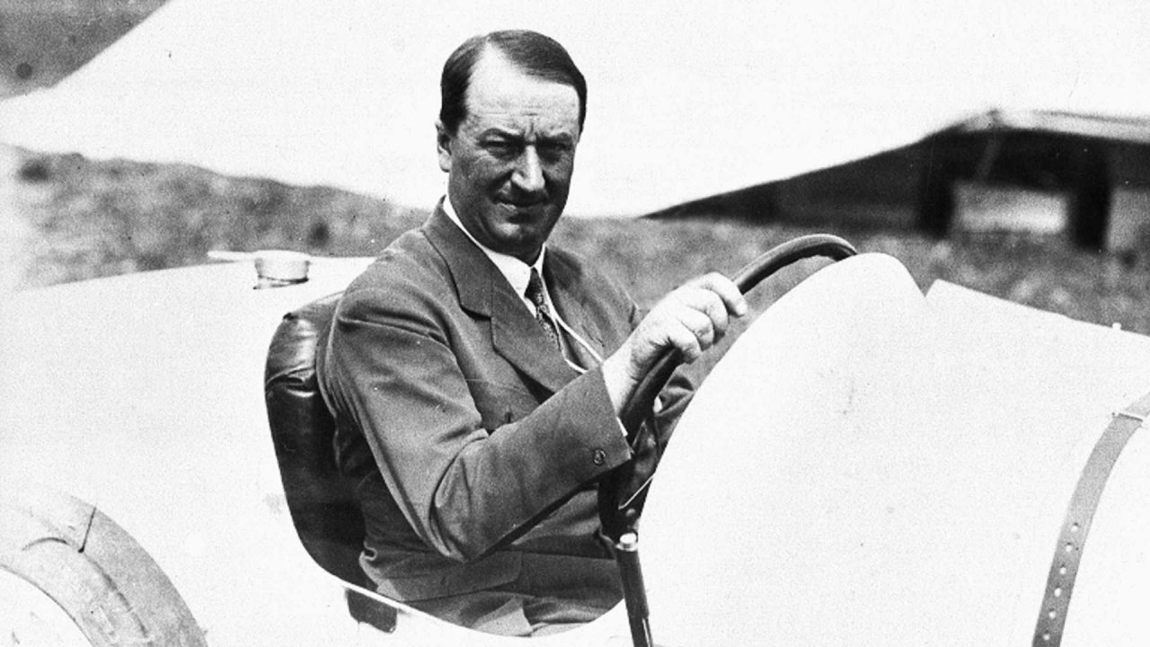 Ettore Bugatti, vizionar in ustanovitelj znamke, za volanom enega svojih zgodnjih modelov. 
