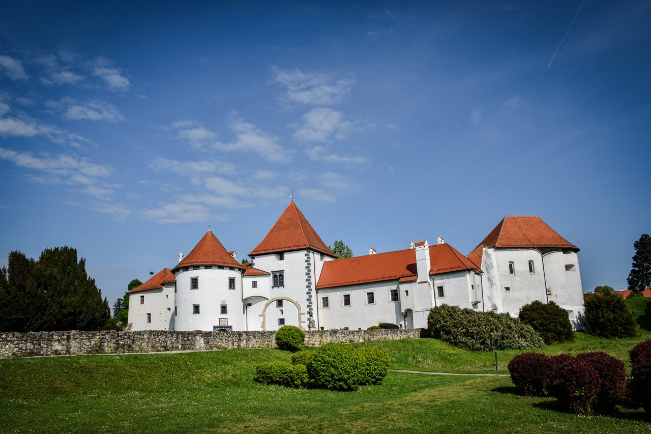 Varaždinski stari grad, kot se uradno imenuje, je bil upodobljen na bankovcu za 5 kun. Zanimivo je, da je bil tam obrnjen narobe, oziroma prezrcaljen glede na podobo v realnem svetu.