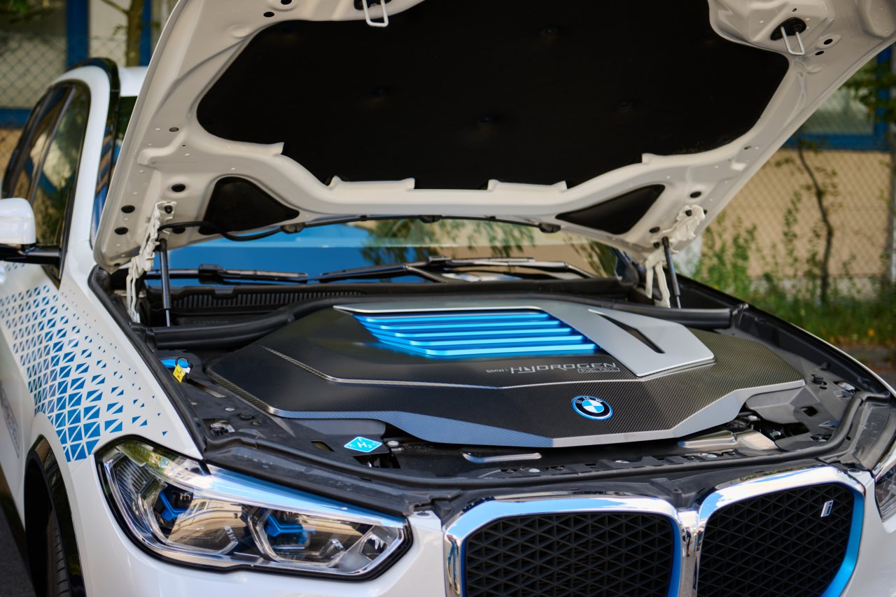 BMW stavi na vodik, čez tri leta tudi s serijskim modelom na osnovi X5
