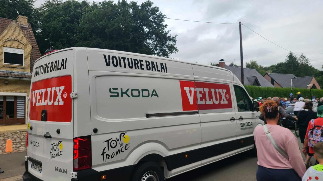 Avto metla, ki čisti kolesarsko traso in kolesarje