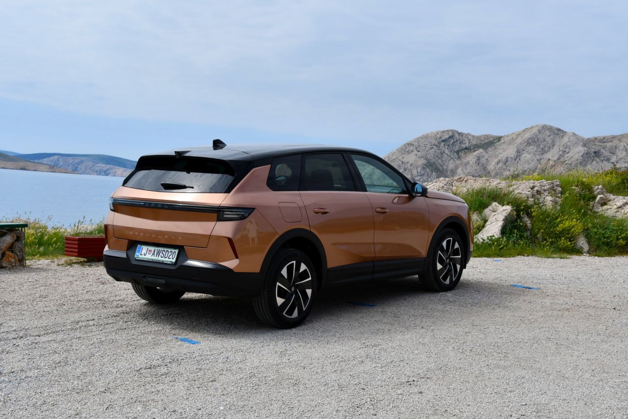 Klasični Opel s pogledom naprej Klasični Opel s pogledom naprej