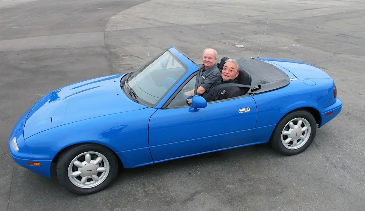 Očeta Mazde MX-5, Tom Matano (za volanom) in Bob Hall. Očeta Mazde MX-5, Tom Matano (za volanom) in Bob Hall.