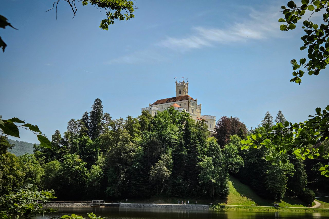 Grad Trakošćan stoji kot pravljična kulisa sredi zelene pokrajine. Obdaja ga slikovito jezero, okoli katerega vodi pešpot.