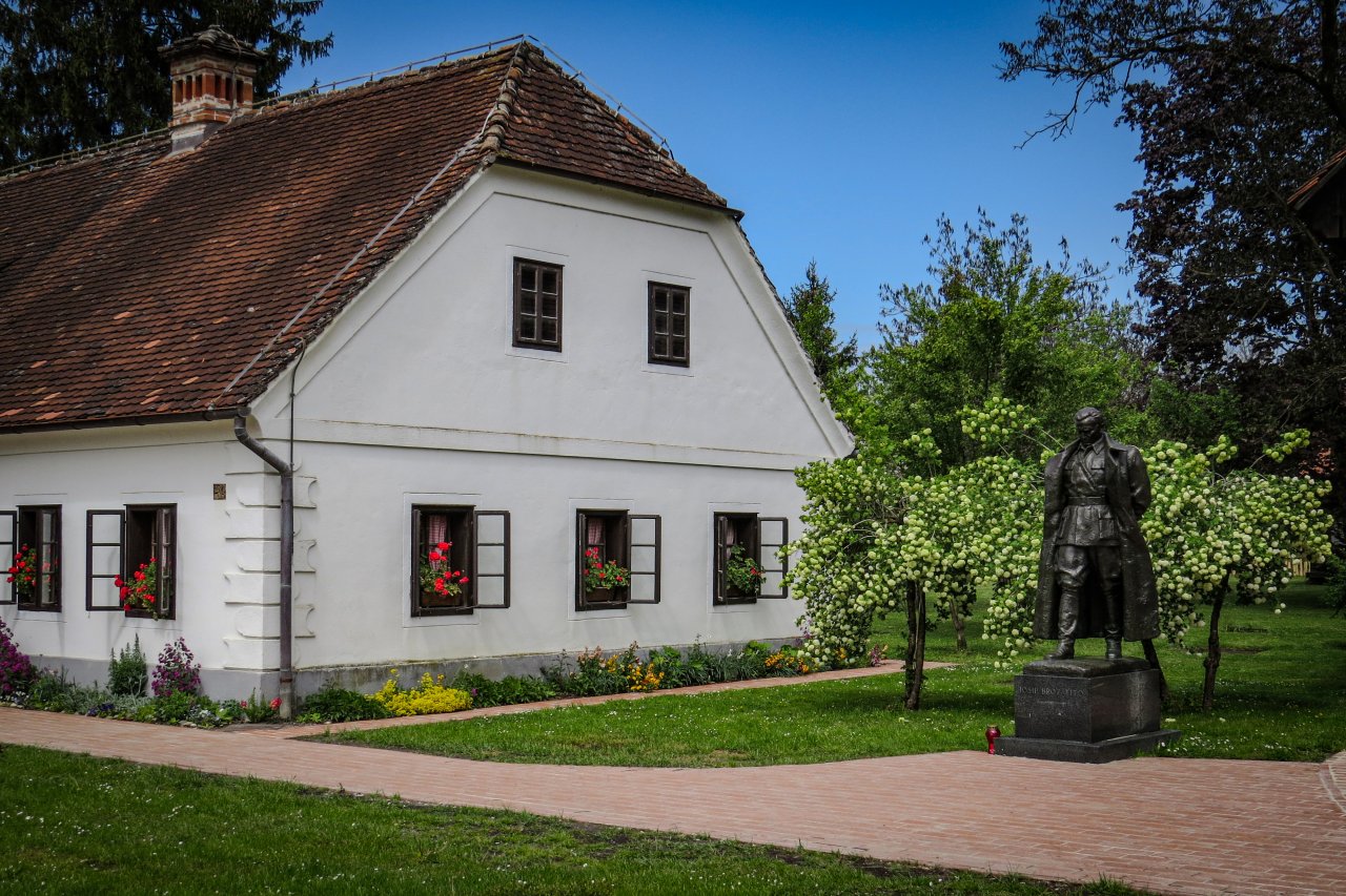 Titova rojstna hiša v Kumrovcu, zgrajena leta 1860 kot prva zidana hiša v vasi, je danes del muzeja "Staro selo". Od leta 1953 deluje kot Muzej maršala Tita, pred njo pa stoji bronasti kip Josipa Broza Tita, delo kiparja Antuna Augustinčića.