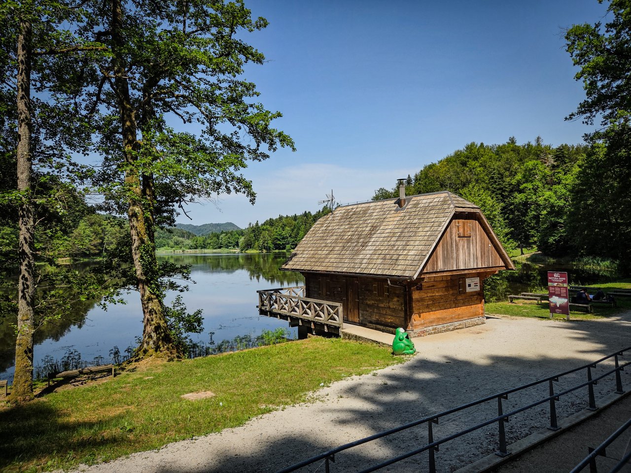 Jezero je tudi priljubljena točka za športne ribiče.