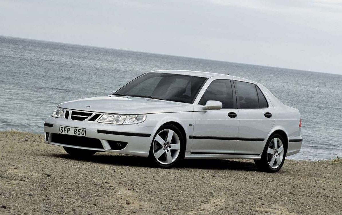 Saab 9-5 je bil naslednik Saaba 9000 in so ga izdelovali od 1997 do 2012 v dveh generacijah, prva generacija pa je bila sorodnik Opla Vectre, medtem ko je bila druga od 2009 do propada 2011 kar klon prve generacije Opla Insignie in Chevroleta Impale.
