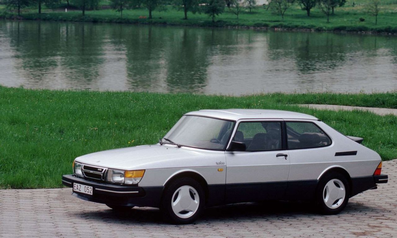 In ko je zmanjkalo številk v devetdeset, je prišla še ena ničla in z njo legendarni Saab 900.