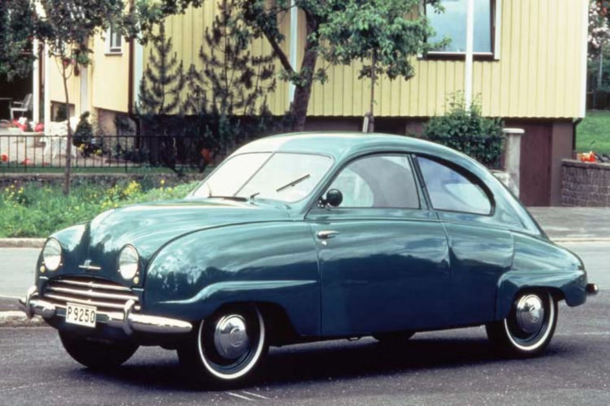 Saab 92 je bil prvi serijski avto znamke, na trg je prišel 1949. 