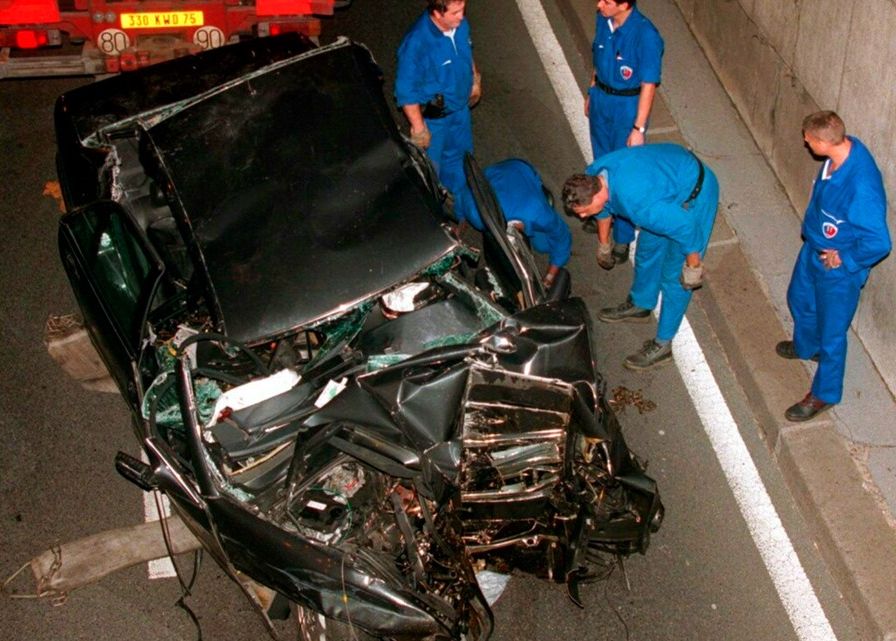 Al Fayedov Mercedes je na begu pred paparaci v podvozu v Parizu pri visoki hitrosti priletel v osrednji steber.