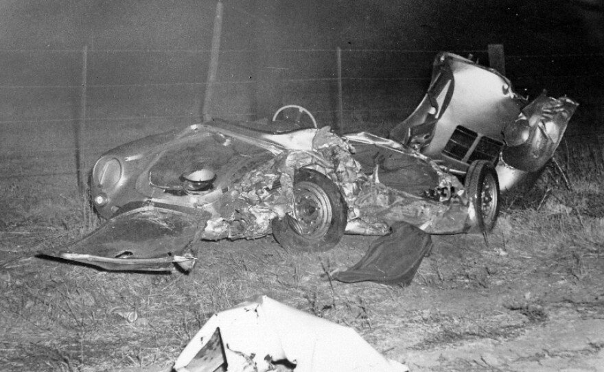 Lahkega Porscheja je ob trku v sprednji levi del Forda odprlo kot konzervo.