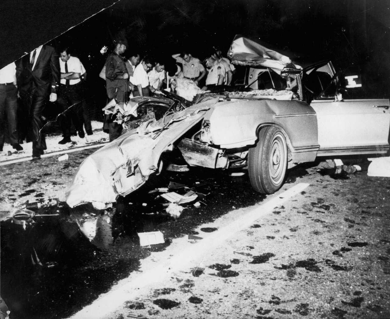 Jane Mansfield se je zarila pod prikolico tovornjaka in ji je praktično odtrgalo glavo.