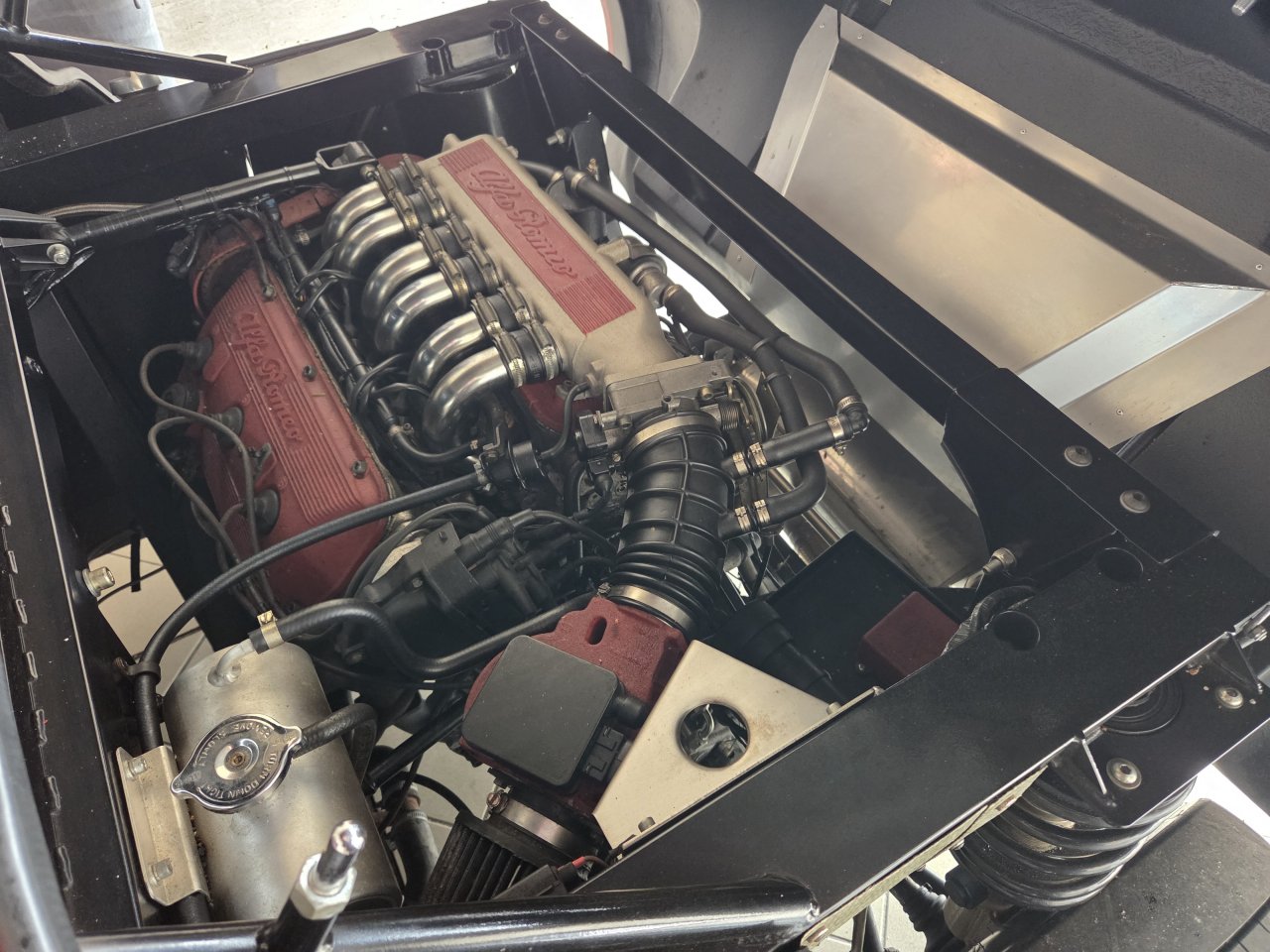 Najbolj enostavna rešitev je preverjeni 3-litrski Alfin V6 Busso z 12 ventili, alternative kot so originalni V6 iz Ferrarija Dino in kak Ferrarijev V8 precej podražijo zadevo. 