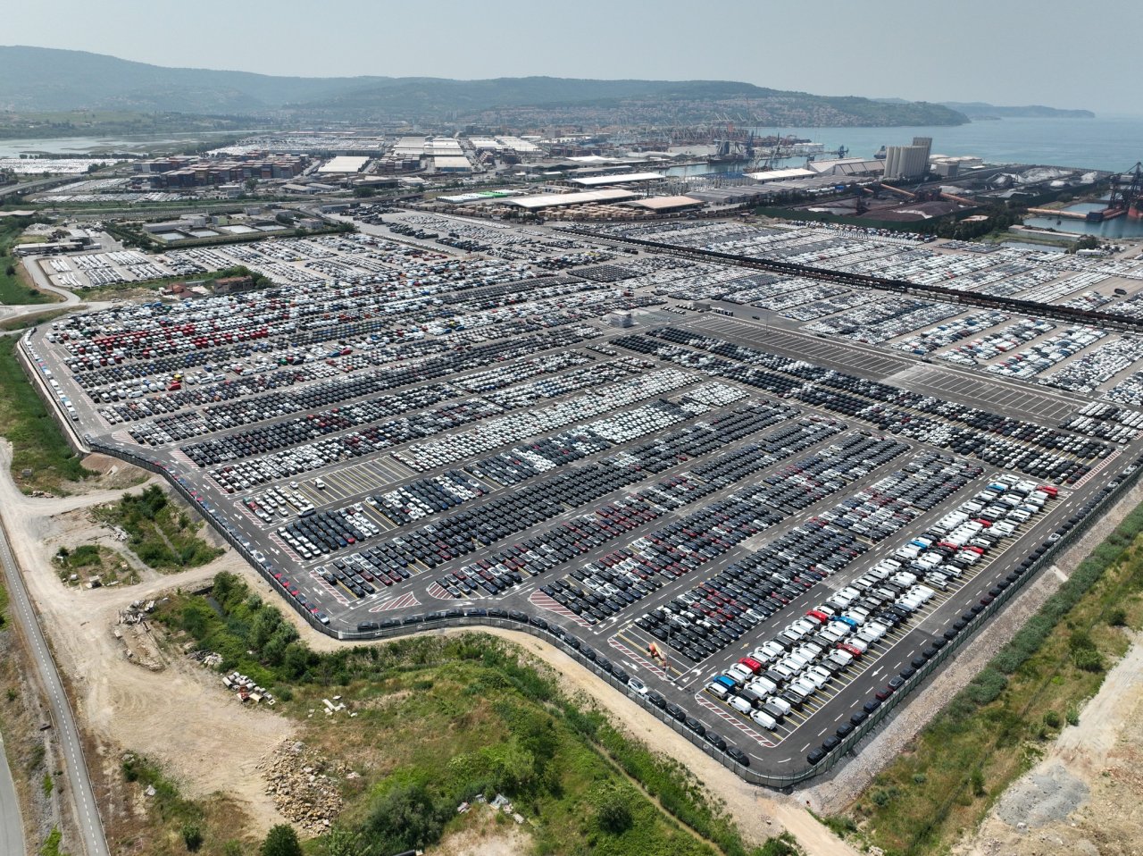 Še več avtomobilov iz Luke Koper v svet