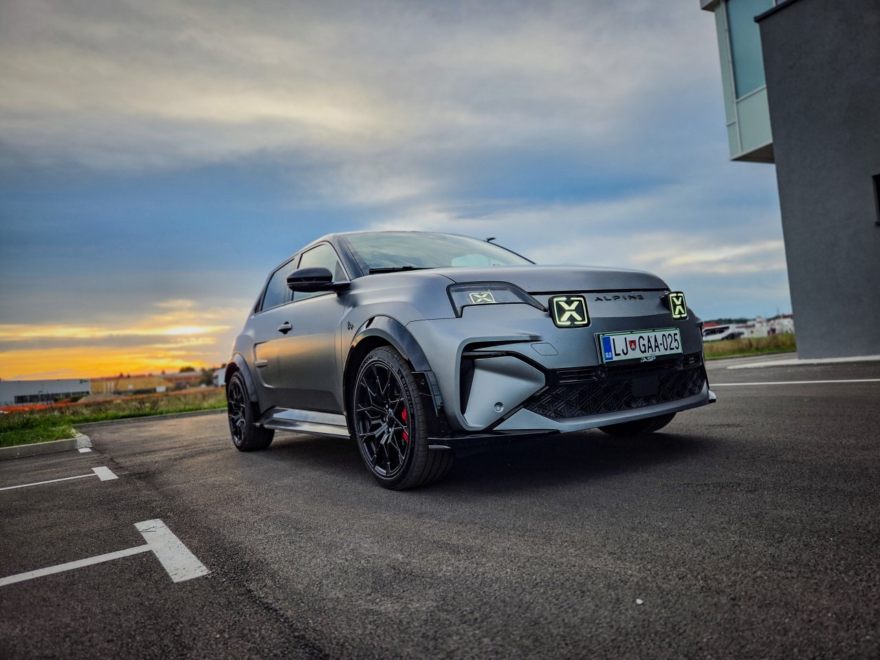 Užitek v vožnji pod visoko napetostjo