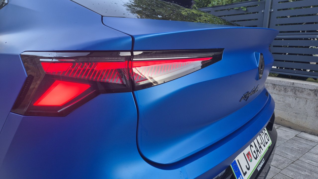 Vgrajene ima kar štiri motorje