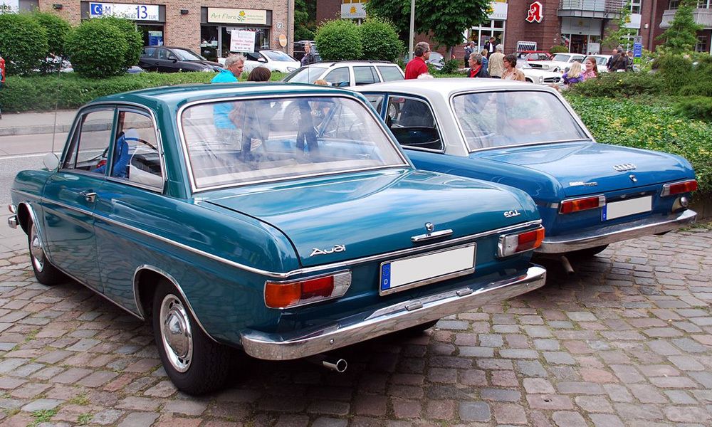 DKW F102 je bil zadnji dvotaktni avto iz Auto Unionovih delavnic, zamenjal ga je F013, ki je bil pod Volkswagnom že postavljen pod obujeno znamko Audi. DKW F102 je bil zadnji dvotaktni avto iz Auto Unionovih delavnic, zamenjal ga je F013, ki je bil pod Volkswagnom že postavljen pod obujeno znamko Audi.
