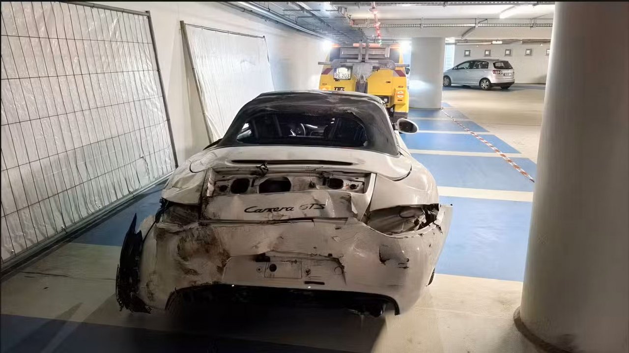 90-letnik s Porschejem 911 obvisel v zraku