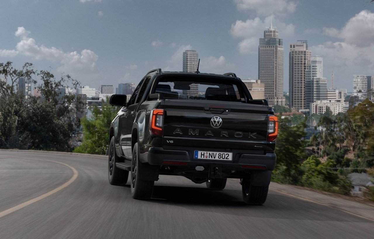 Črna barva je rdeča nit nove različice