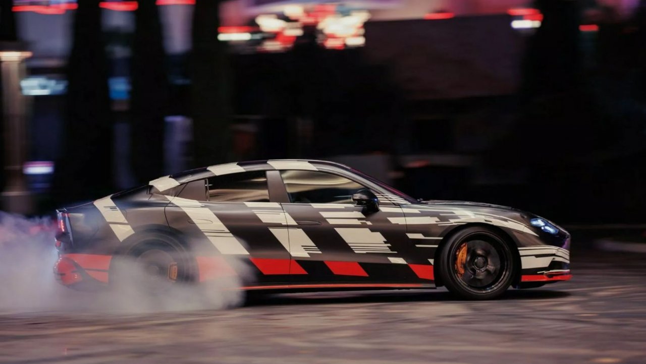 Ko F1 dirkač dostavi navitega Mercedesa znanemu filmskemu igralcu