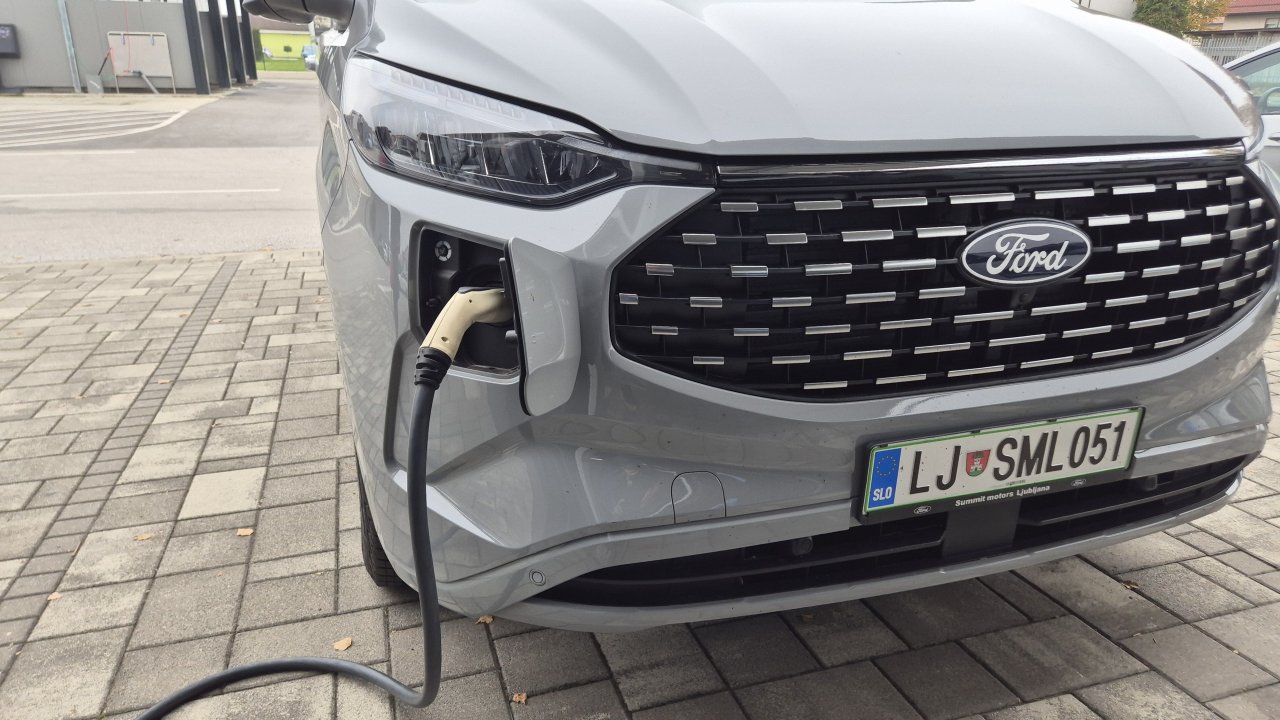 Kako drugačen je potniški kombi z bencinskim motorjem in vtičnico?