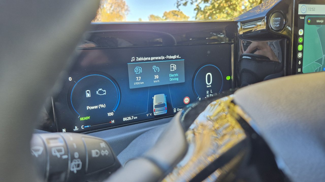 Kako drugačen je potniški kombi z bencinskim motorjem in vtičnico?