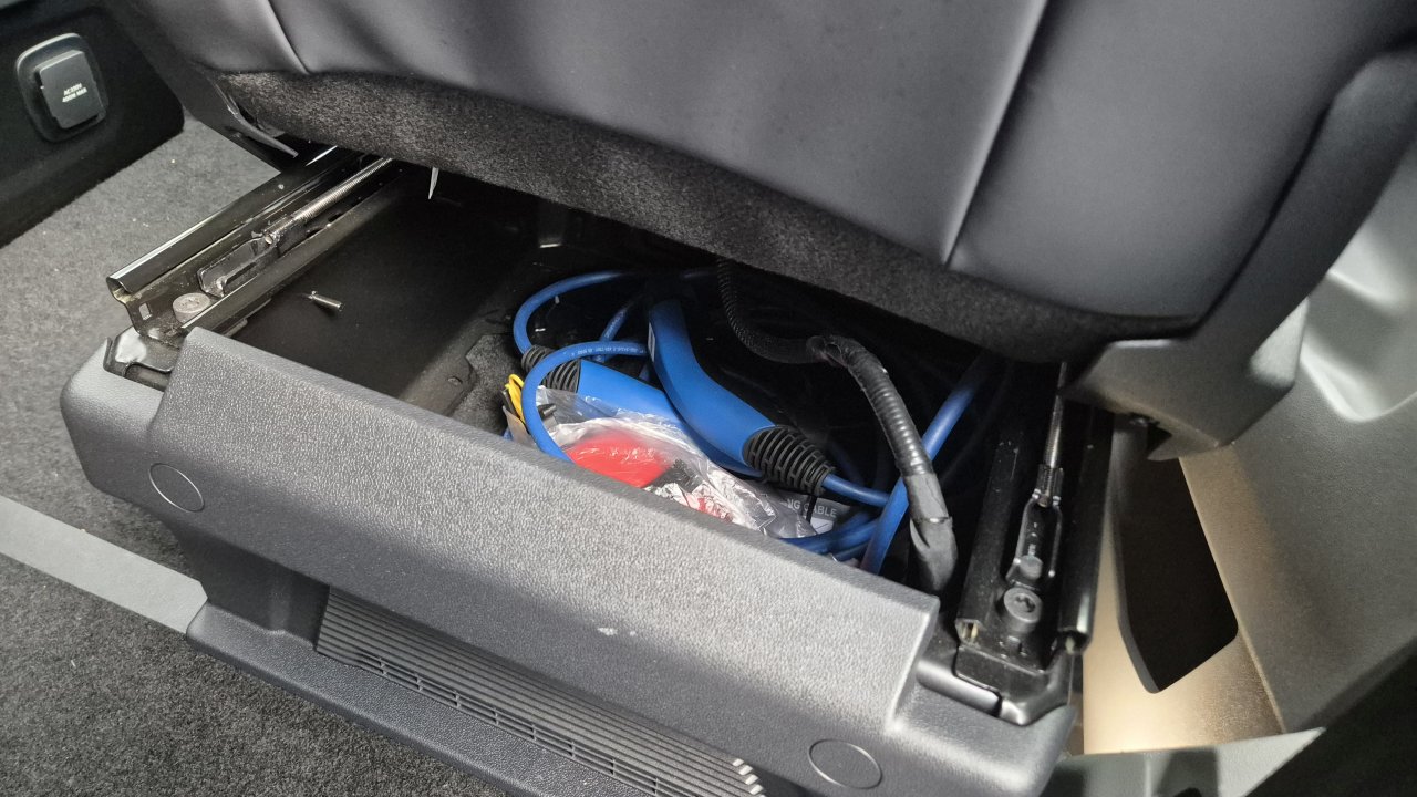 Kako drugačen je potniški kombi z bencinskim motorjem in vtičnico?