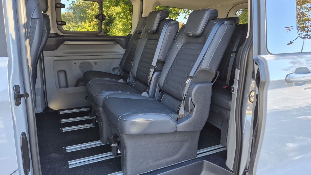 Kako drugačen je potniški kombi z bencinskim motorjem in vtičnico?