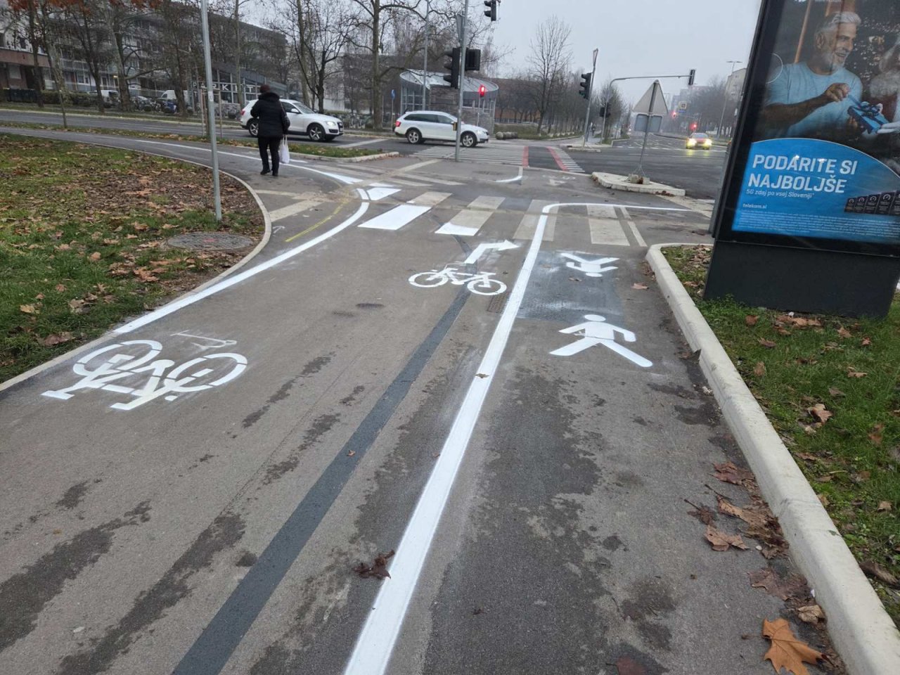 Sicer logično, ampak zelo čudaško... Kolesarji lahko gredo le desno, pešci pa tudi, razen če gredo levo in ne gredo naravnost. Še kot otroci smo s kredo ali siporexom risali boljše ceste na naših dvoriščih. Teta na sliki je v 