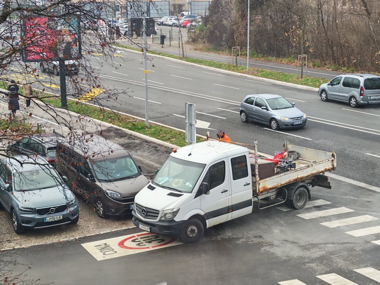 Fantje muzikantje so tako obupali nad zažrto barvo, da so na novo položili 20 metrov asfalta, seveda precej bolj grobega kot na ostalem odseku.