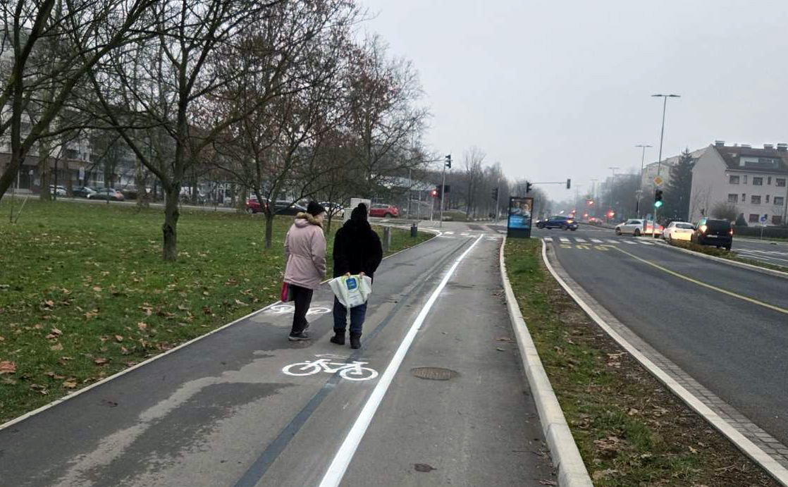 Dve kolesarki na prazen sobotni dan. Kaj je med tednom ob osmih zjutraj ali popoldne ob treh, (še) ne vemo.