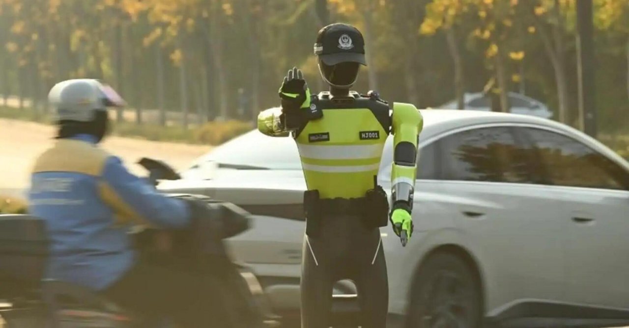 Promet ureja prvi policist robot