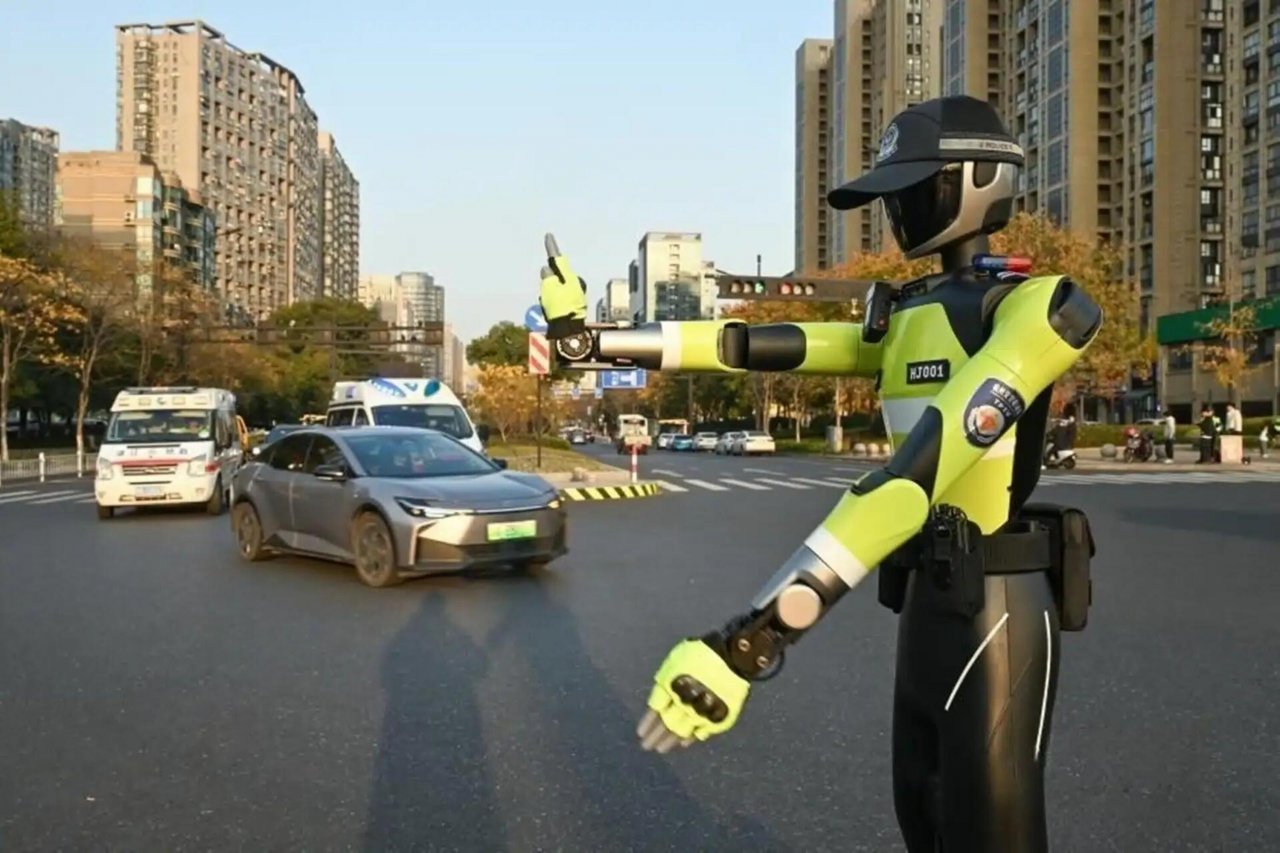 Promet ureja prvi policist robot
