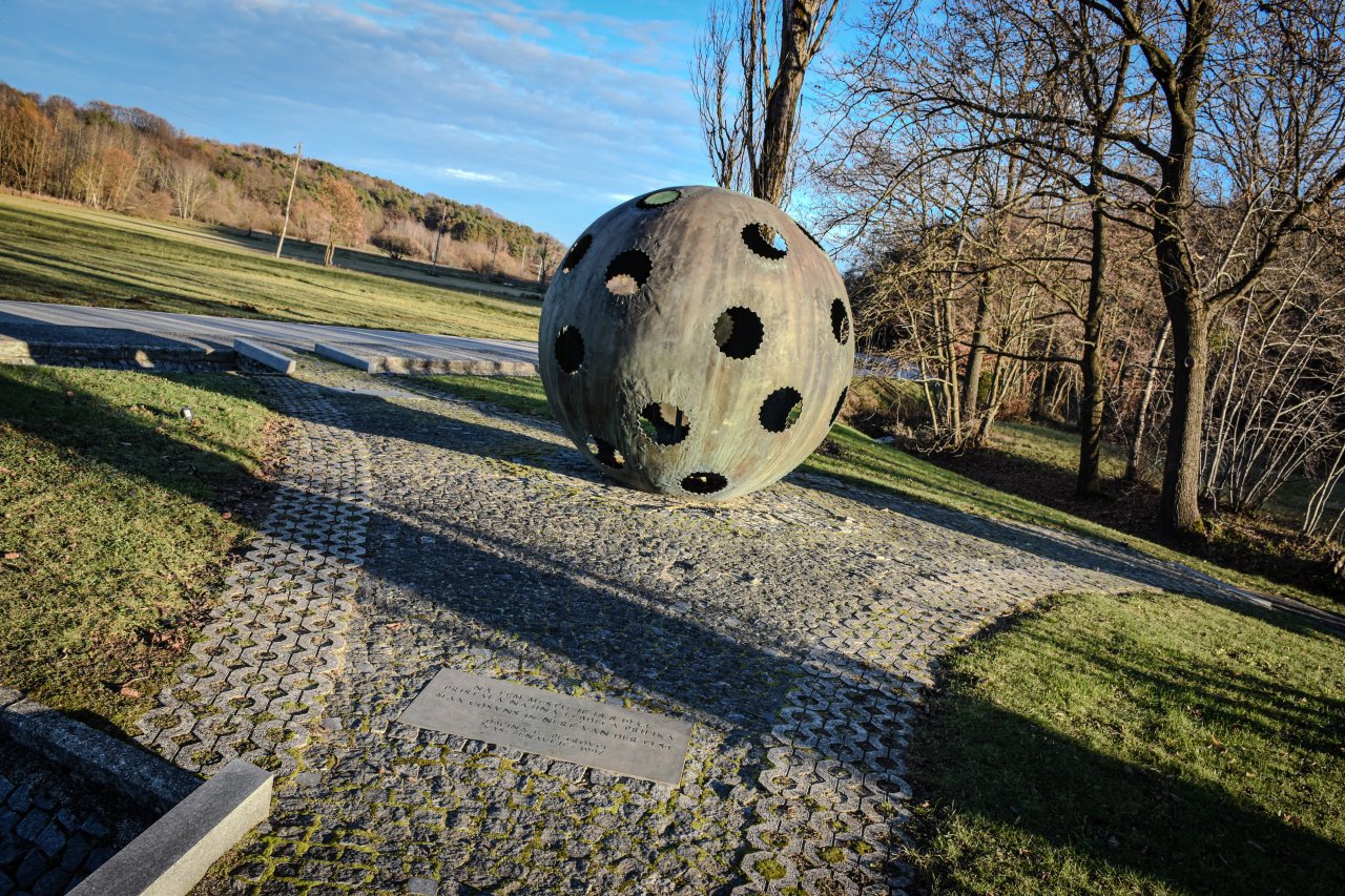 Spominsko obeležje v Ženavljah označuje kraj zasilnega pristanka belgijskih balonarjev Maxa Cosynsa in Néréeja Van der Elsta, ki sta leta 1934 s stratosferskim balonom po težavah z vetrom zasilno pristala v tej vasici.