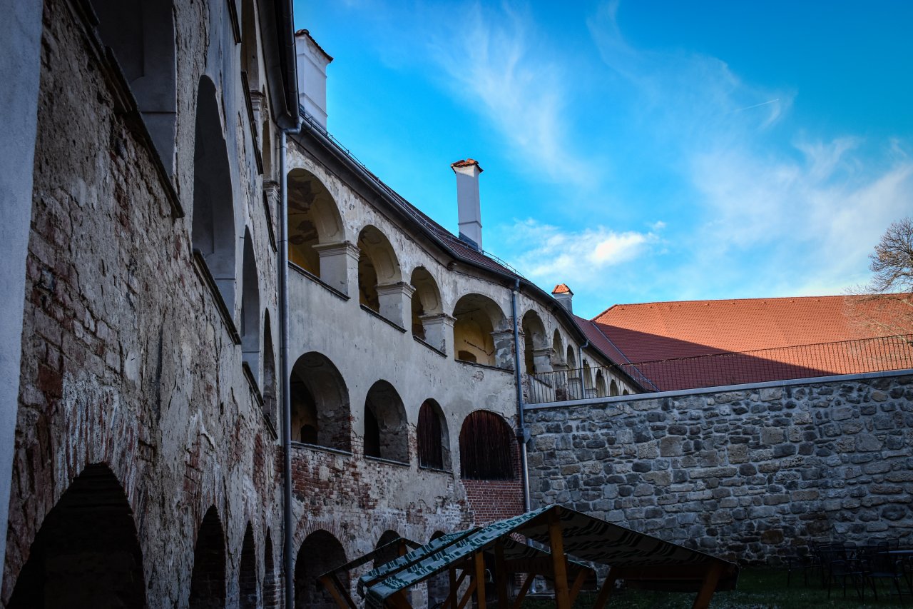 Z gradom je povezana tudi legenda, da naj bi imel kar 365 sob – po eno za vsak dan v letu – čeprav zgodovinarji danes ocenjujejo, da jih je bilo v resnici nekoliko manj.