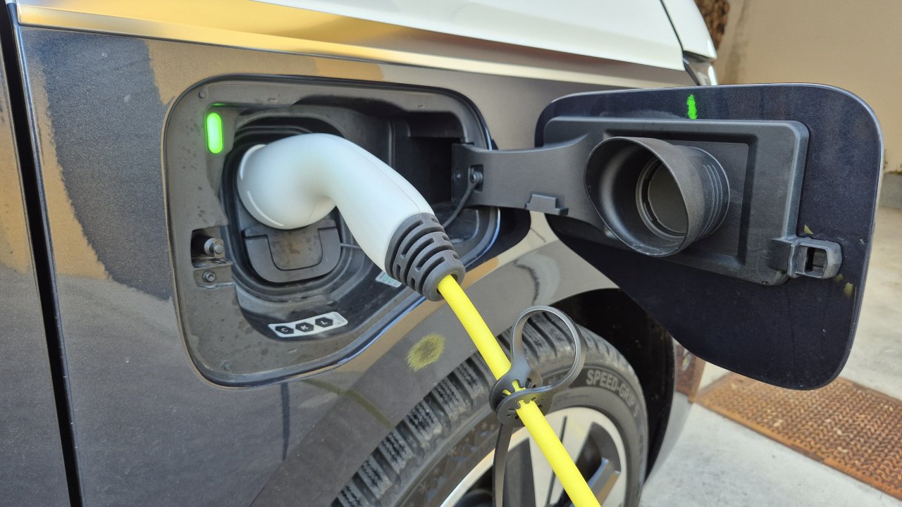 Zadnji kolesni par poganja električni motor Zadnji kolesni par poganja električni motor