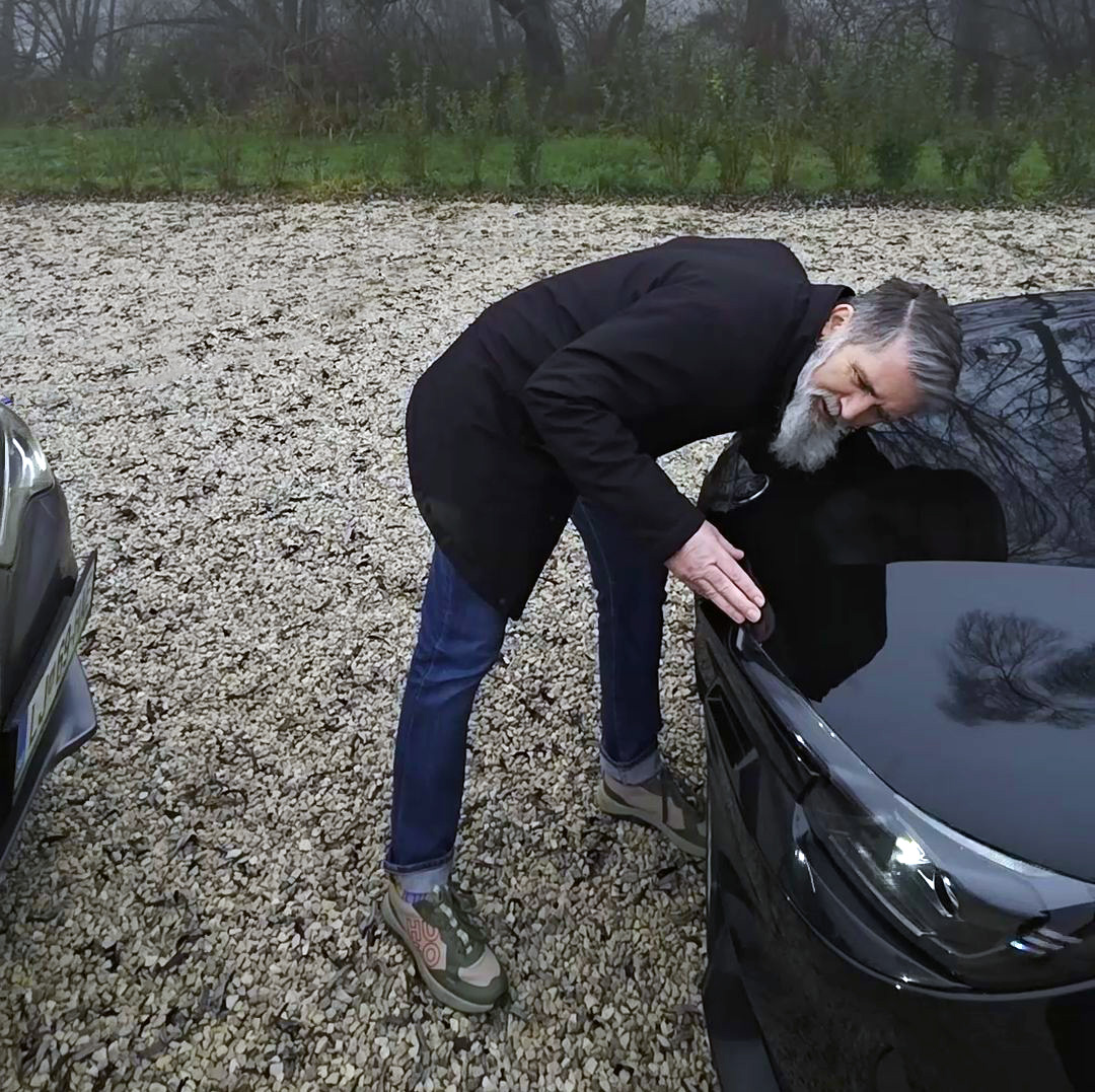 "Kaj pa je to? Nič se ne sliši?" je najprej opazil Peter, preden se je usedel za volan.