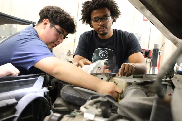 Dijaki obnavljajo avtomobile za matere samohranilke