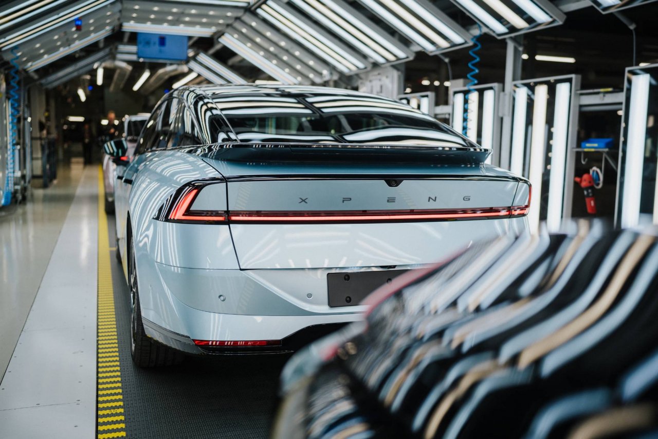 Iz avstrijske tovarne zapeljala kitajska limuzina z rekordnim dosegom