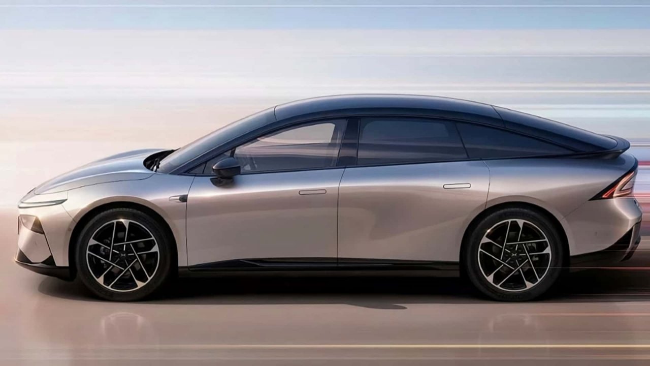 Iz avstrijske tovarne zapeljala kitajska limuzina z rekordnim dosegom